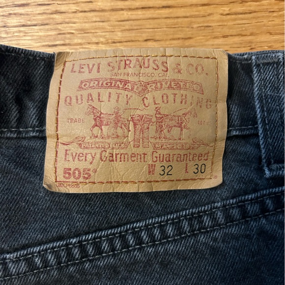Vintage Levi’s 505 Black Denim Shorts - Picture 4 of 6